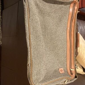 Hartmann tweed suit garnet bag like new. Dimensions fully open 28” long x 24” w